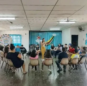 Monika Garcia conduzindo uma roda de conversa com plateia