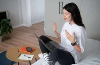 Pessoa em sessão de terapia on-line pelo computador